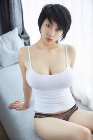 边亲边把手放衣服里发出声音